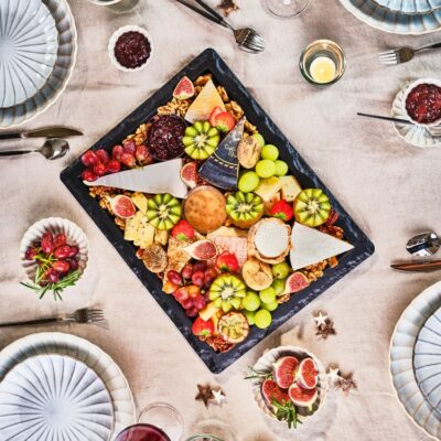 Kaas- en charcuterieplank met brood